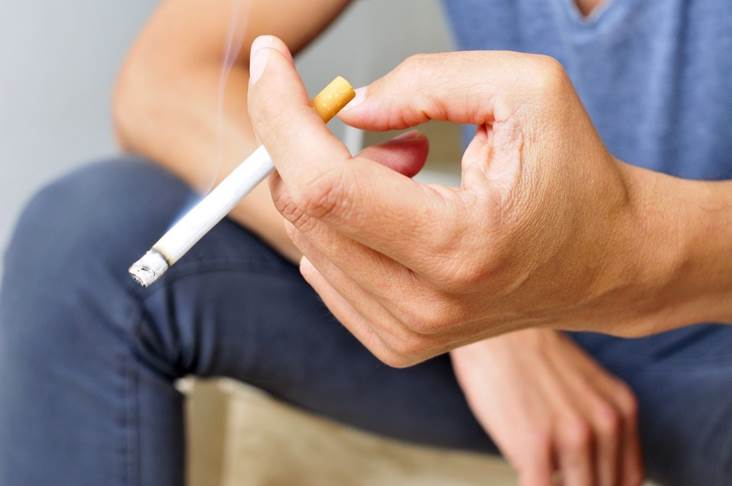 smoking and an risk of complications with dental implants