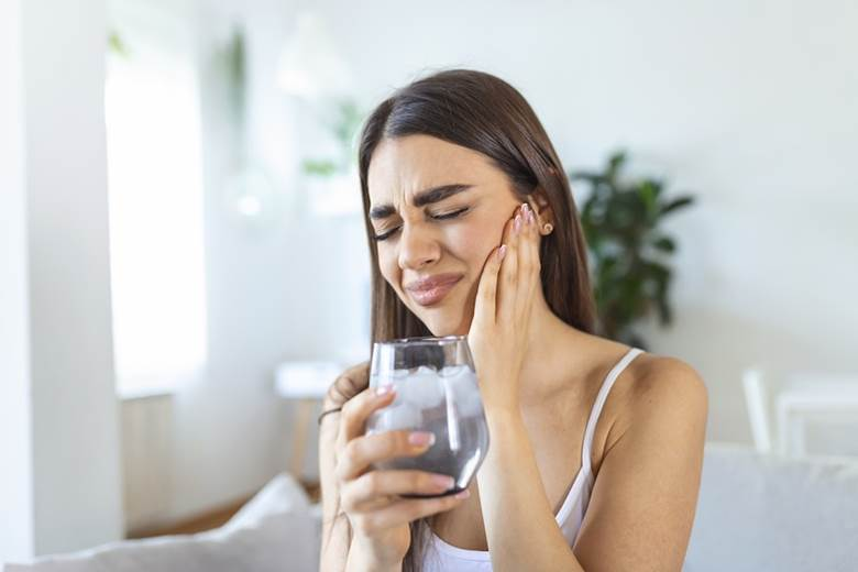 Experiencing tooth sensitivity while drinking ice water